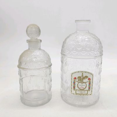 GUERLAIN. Réunion de 2 flacons vides signés de la verrerie P…