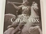 un livre sur lequel figure l'image d'une femme à cheval