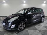 la photo d'une petite voiture noire garée dans un garage