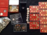de nombreuses pièces de différentes sortes dans une boîte rouge