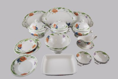 une photo d'une collection d'assiettes et de plats en porcelaine
