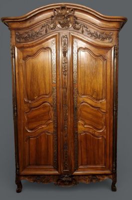 "Armoire de mariage en noyer à fronton richement sculpté de …