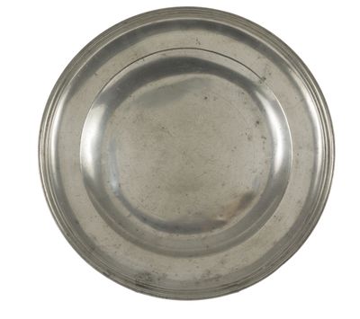 FRANCE PLAT en étain à bord rond mouluré.