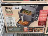 une boîte de produits alimentaires exposée dans un magasin