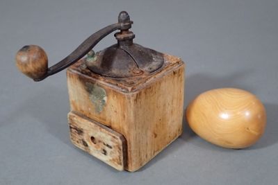 Lot de 2 objets comprenant : Petit moulin à café/poivre, anc…