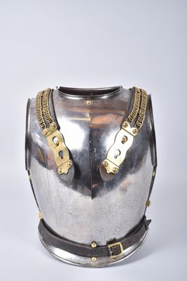 un casque en argent et en or muni d'une chaîne autour du cou
