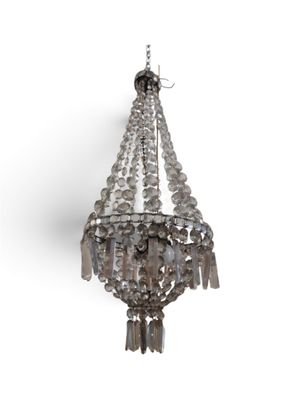 lustre composé de perles de verre et de cristaux sur fond blanc
