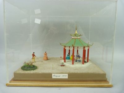 une vitrine contenant une maquette d'un pavillon chinois