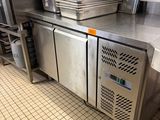 de nombreuses casseroles et poêles sur le comptoir de la cuisine