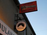 une enseigne sur le mur d'un immeuble indiquant « Pullan Boulanger »