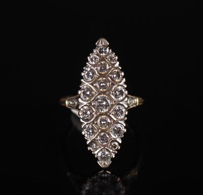 une bague en or et diamants sur une surface noire