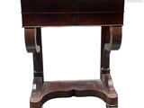 une petite table avec un plateau en marbre