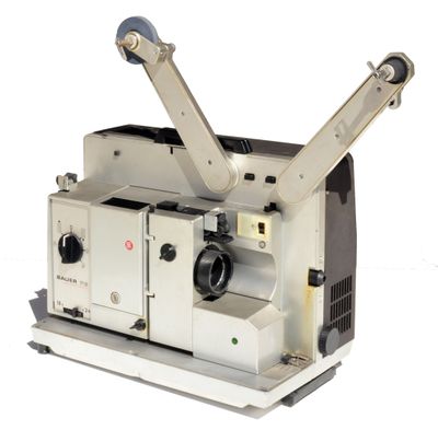 un vieux projecteur de cinéma posé sur une table