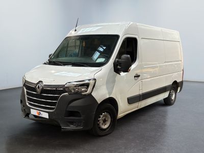 la photo d'une camionnette blanche garée dans une pièce
