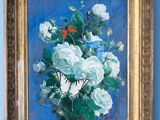 tableau représentant des roses blanches dans un cadre doré, accroché à un mur bleu