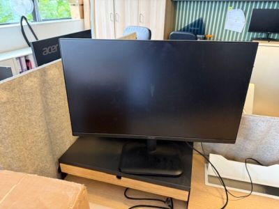 une télévision posée sur une table