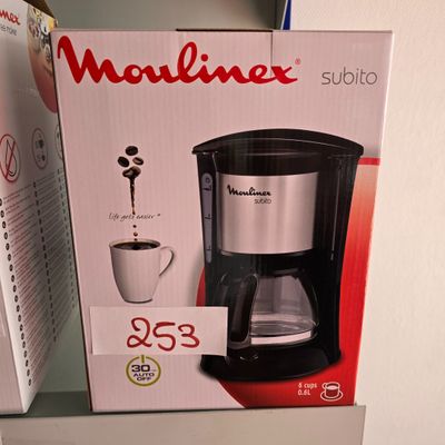 une boîte de cafetière posée sur une étagère