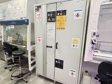 une photo d'un laboratoire rempli de matériel
