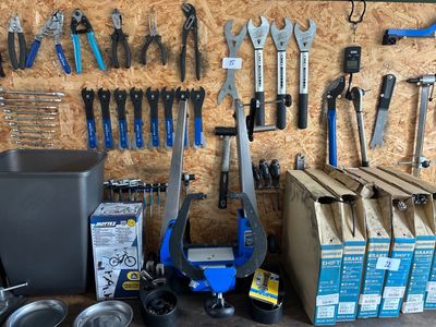 de nombreux outils accrochés au mur du garage