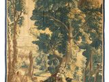 une tapisserie représentant une scène boisée avec des personnages et des arbres