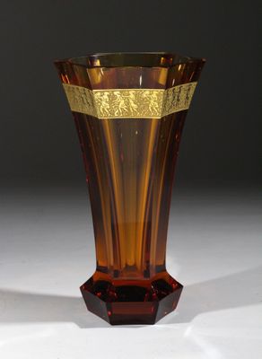 un vase en verre brun orné d'un motif doré