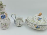 trois types différents d'objets en porcelaine sur un fond blanc