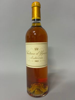 la bouteille de vin est posée sur la table, prête à être remplie