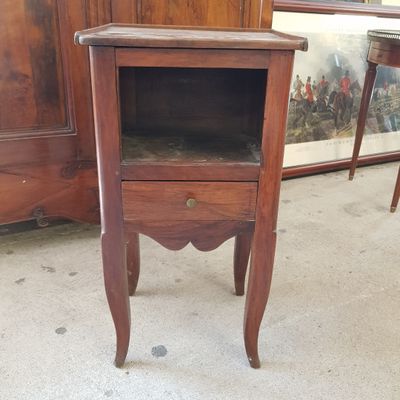 une petite table en bois surmontée d'un tiroir