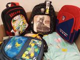 une boîte remplie de sacs à dos et d'autres fournitures scolaires