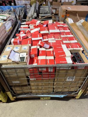 un grand chariot rempli de cartons et des cartons par terre