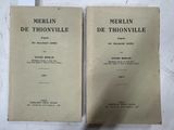 Deux vieux livres sont posés sur une table blanche