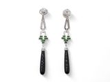 une photo d'une paire de boucles d'oreilles ornées de pierres noires et blanches