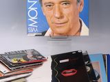 une photo montrant une pile de disques vinyles posée sur une table