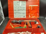 une caisse à outils rouge avec des outils sur une table