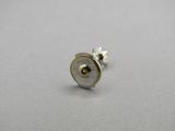 gros plan d'une paire de boucles d'oreilles sur une surface blanche
