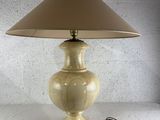 une lampe posée sur une table à côté d'un mur