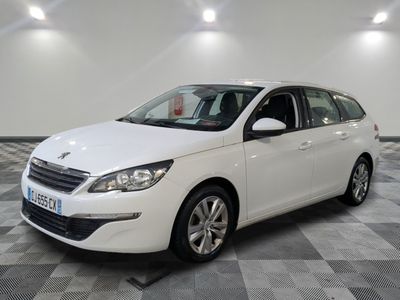 la voiture blanche est garée sur un carrelage à carreaux