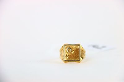 Gros plan sur une bague en or ornée d'une croix