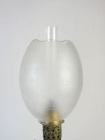 Paire de lampes à pétrole en verre peint noir à décor floral… (photo 3)