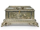 un coffret ancien en argent représentant un homme et une femme dans un jardin