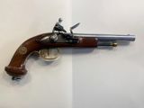 un gros plan d'une arme à feu exposée sur une surface blanche