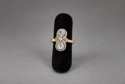 un gros plan d'une bague posée sur un présentoir en velours noir