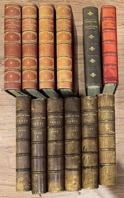 plusieurs vieux livres sont empilés sur une table