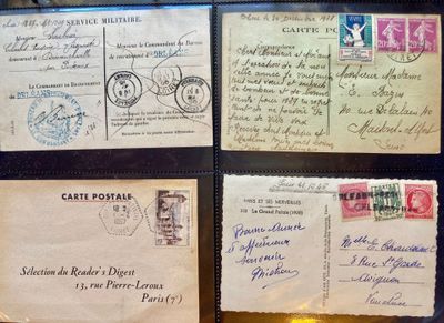 Plusieurs anciennes cartes postales sont exposées dans une vitrine.