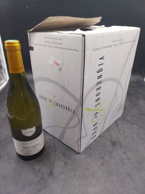 une bouteille de vin à côté d'un carton de vin