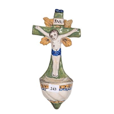 figurine en céramique représentant un crucifix surmonté d'une croix