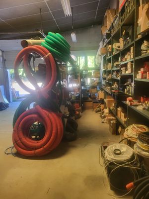 les nombreux tuyaux qui se trouvent sur les rayons du magasin