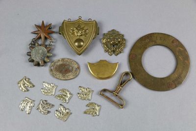 beaucoup d'objets métalliques posés sur une table