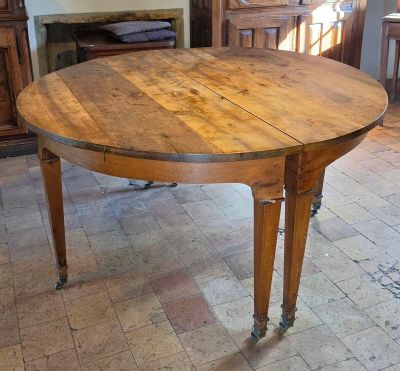 une table en bois placée au milieu d'une pièce
