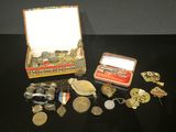 un assortiment d'objets divers, comprenant notamment une boîte, des pièces de monnaie et d'autres objets